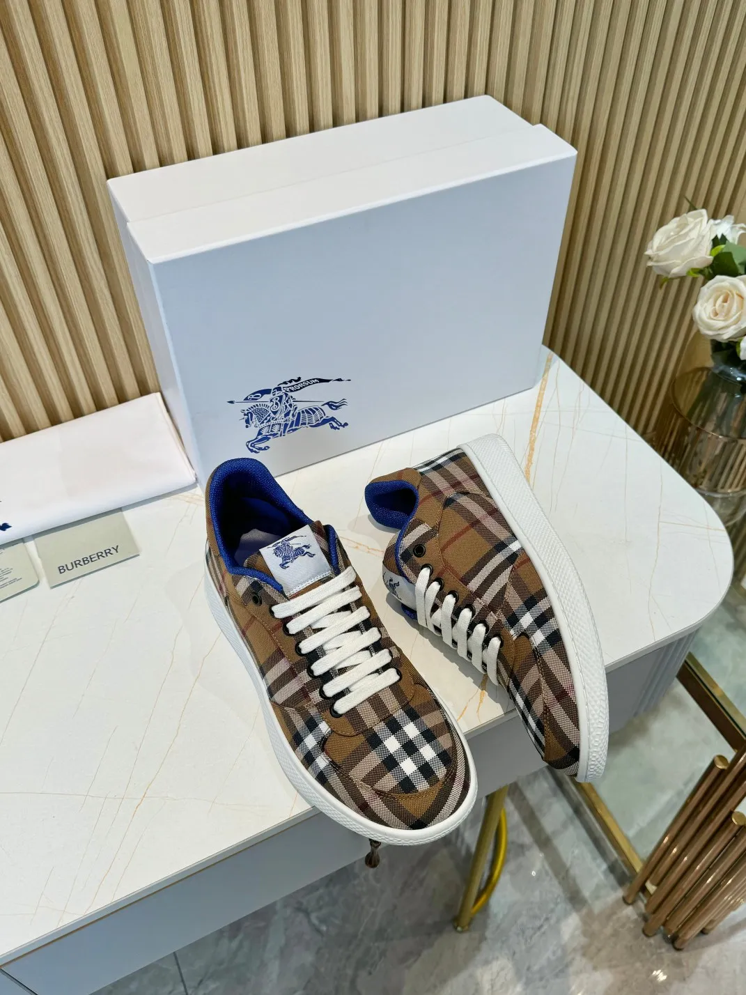 Men's men's shoes 💰560 Burberry's 2024 hot model is released. After three years, the classic plaid returns. It is versatile and decorated with worsted Burberry plaid pattern. Featuring a mesh lining and checkered laces, the rubber sole features the archive Burberry monogram. From Burberry's iconic collection, these wardrobe staples are interpreted with the brand's signature style.   ✅Fabric: classic cotton + silk cowhide ✅Lining: original board lining, silk cowhide lining ✅Outsole: TPU ✅Color: brown ✅Code number: 35-45 for men and women (35, 45 customized)